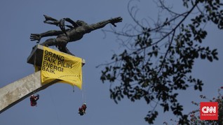 Tagih Janji Jokowi, Aktivis Panjat Patung Dirgantara