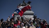 Aksi unjuk rasa warga Chile menentang kenaikan harga tiket transportasi umum sejak 18 Oktober berujung kerusuhan. (Photo by Pedro UGARTE / AFP)