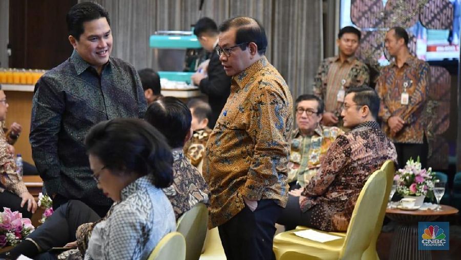 Ada yang mencuri perhatian di pelantikan menteri hari ini, yakni pilihan batik berwarna-warni yang dipakai para pejabat tersebut