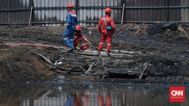 Petugas Sterilisasikan Lokasi Pipa Pertamina Terbakar Cimahi