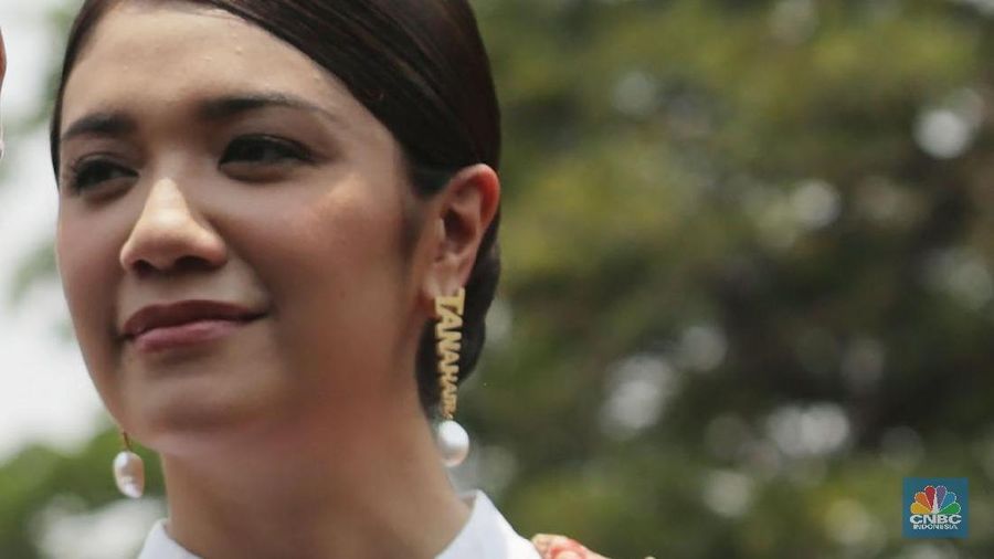 Anting bertuliskan tanah air yang digunakan oleh Istri Nadie