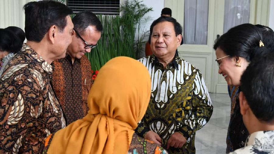Ada yang mencuri perhatian di pelantikan menteri hari ini, yakni pilihan batik berwarna-warni yang dipakai para pejabat tersebut
