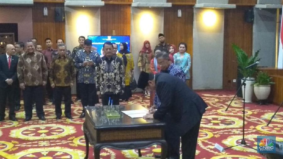 Menko Perekonomian Jilid I Darmin Nasution menyarankan kepada Menko Perekonomian Jilid II, Airlangga Hartarto agar bisa dengan cepat memahami inflasi.