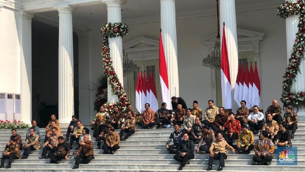 Duduk Bersila Gaya Jokowi Kenalkan Kabinet Indonesia Maju 