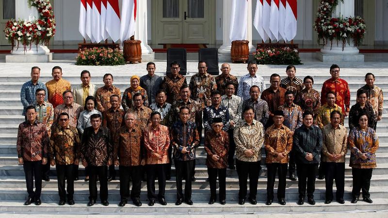 Gaya Duduk Bersila Jokowi