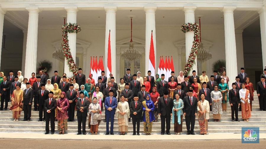 Luhut menjadi salah satu menteri Jokowi yang bertahan sejak era Kabinet Kerja.