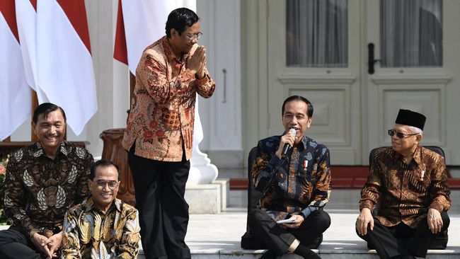 Mahfud MD Dikalungi Bunga di Kemenkopolhukam