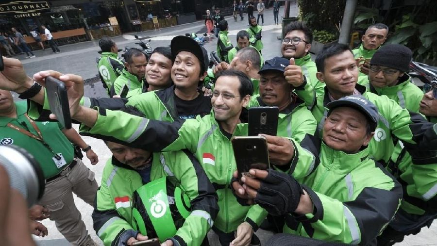Mitra pengemudi online roda dua (R2) dan roda empat (R4) menyambut gembira terpilihnya founder Gojek, Nadiem Makarim, sebagai menteri Jokowi.