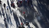 Pemerintah Chile beralasan mengambil kebijakan itu karena kenaikan harga bahan bakar minyak dan nilai tukar Peso yang melemah. (Photo by Martin BERNETTI / AFP)