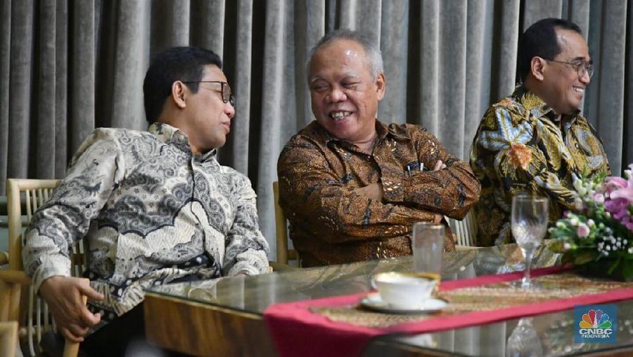 Ada yang mencuri perhatian di pelantikan menteri hari ini, yakni pilihan batik berwarna-warni yang dipakai para pejabat tersebut
