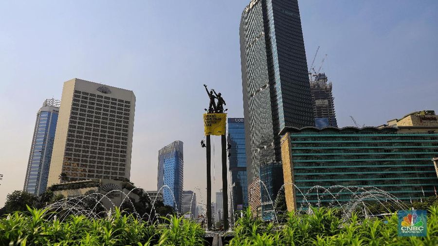 Aksi Aktivis Greenpeace Manjat Patung Selamat Datang pada Rabu, 23 Oktober 2019 (CNBC Indonesia/Andrean Kristianto)