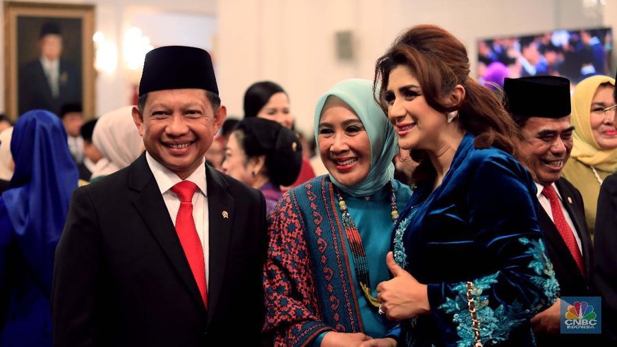 Menteri dan para pendamping Para Menteri Kabinet Indonesia Maju.