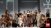 Peragaan busana desainer Oscar Lawalata dan label Sejauh Mata Memandang besutan Chitra Subyakto menjadi penampilan pamungkas pada hari pertama ajang Jakarta Fashion Week (JFW) 2020 di Senayan City, Jakarta, Selasa (22/10) malam. (CNN Indonesia/ Andry Novelino)