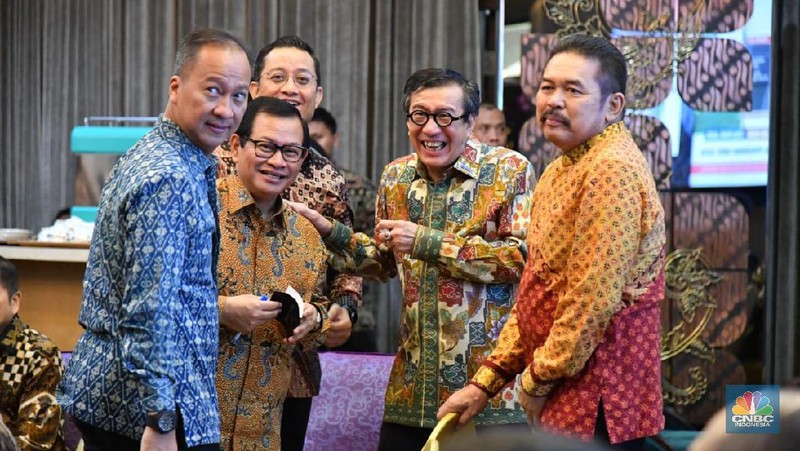 Suasana akrab tampak terlihat sebelum pengumuman pagi ini.