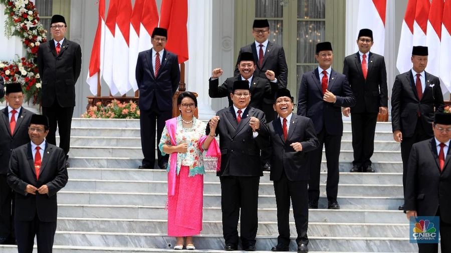 Menteri Pertahanan (Menhan) Prabowo Subianto baru saja dilantik sebagai anggota Kabinet Indonesia Maju 2019-2024, ia didampingi oleh putranya Didit Hediprasetyo