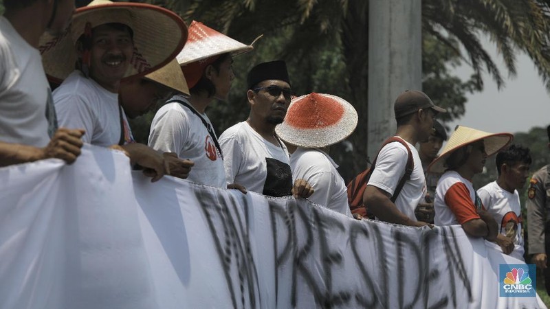 Asosiasi Petani Tembakau Indonesia (APTI) menggelar aksi demo di depan Istana Negara perihal kenaikan cukai hasil tembakau.