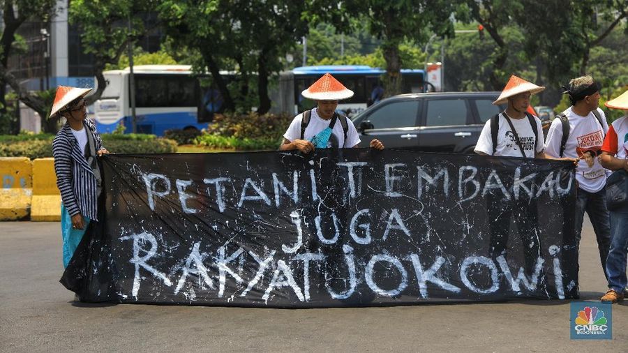Belasan Petani Tembakau Demo di Depan Istana, Jakarta pada Kamis, 24 Oktober 2019 (CNBC Indoensia/Andrean Kristianto)