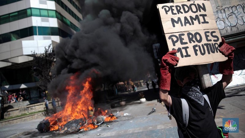 Ribuan warga Chile membanjiri jalanan ibu kota Santiago dan beberapa kota lainnya dalam aksi mogok massal.