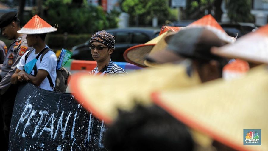 Belasan Petani Tembakau Demo di Depan Istana, Jakarta pada Kamis, 24 Oktober 2019 (CNBC Indoensia/Andrean Kristianto)