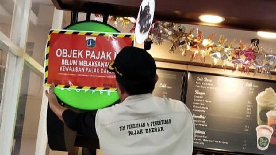Kegiatan pemasangan plang dan stiker penunggak objek pajak daerah (Instagram Humas Pajak Jakarta)