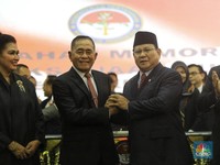 Serah terima jabatan Menteri Pertahanan periode 2014-2019 Ryamizard Ryacudu dan Menteri Pertahanan periode 2019-2024 Prabowo Subianto. (CNBC Indonesia/Andrean Kristianto)