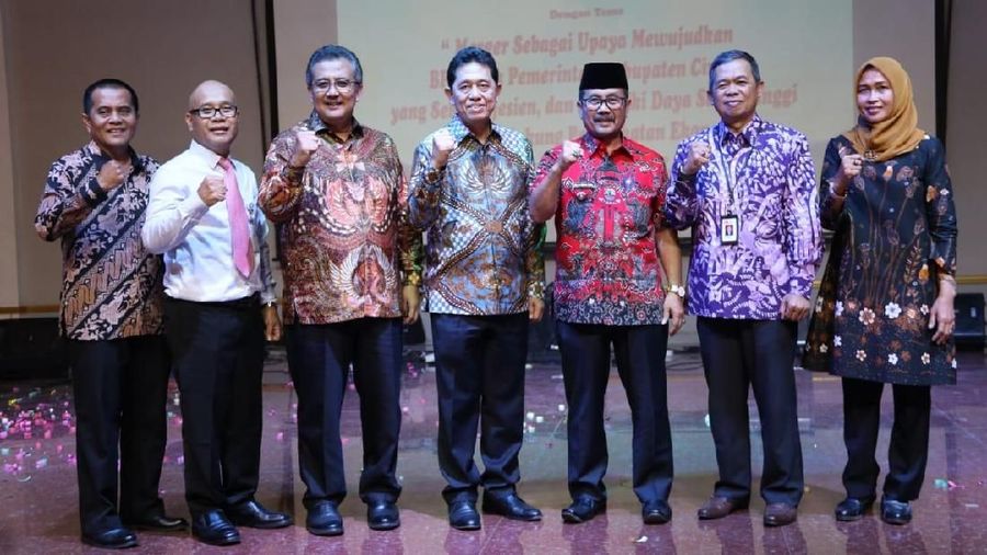 Pemerintah Kabupaten Cirebon memutuskan untuk memerger 19 BPR. Merger ini sebagai strategi untuk memperkuat permodalan hingga bersaing dengan lembaga lainnya.