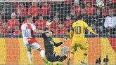 Gol ke gawang Slavia Praha merupakan gol pertama Lionel Messi di Liga Champions musim ini. (JOE KLAMAR/AFP)