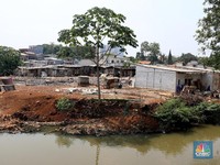 Melihat Pemandangan Rumah Permanen di Bantaran Kali Cipulir