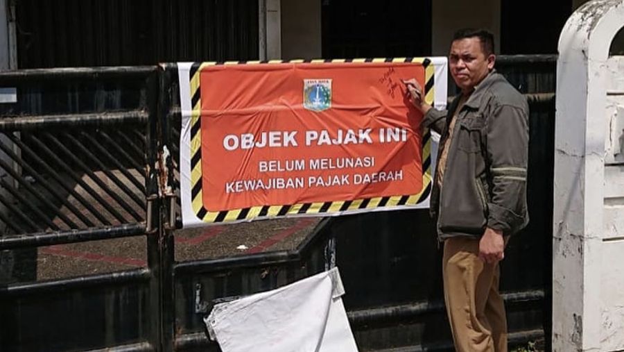 Kegiatan pemasangan plang dan stiker penunggak objek pajak daerah (Instagram Humas Pajak Jakarta)