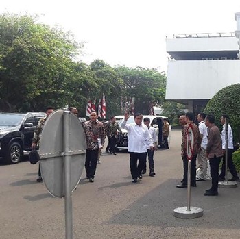Tak Pakai Mobil Dinas, Ini Gaya Prabowo Jelang Sidang Kabinet
