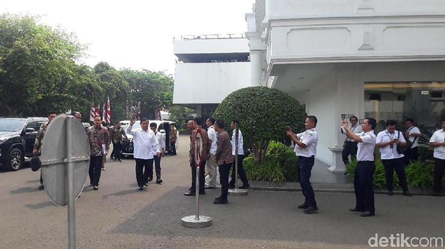 Dari seluruh jajaran menteri, terlihat hanya Prabowo Subianto yang tidak menggunakan mobil kementerian.