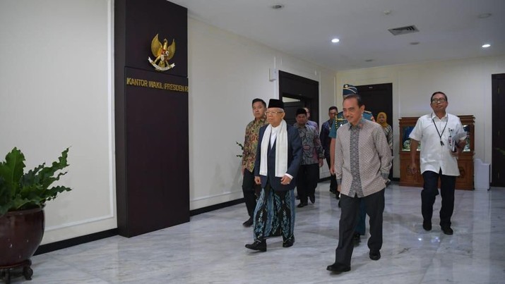 Wapres Ma'ruf Amin Soal Muamalat: Serahkan ke OJK Wakil Presiden Ma'ruf Amin mengatakan sangat mudah jika mengambil tindakan dengan cara menutup Bank Muamalat. Tapi...