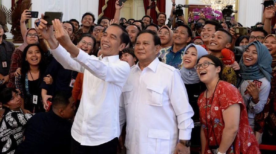 Prabowo bukanlah orang baru dalam politik. Ia sebelumnya sempat menjadi oposisi dan lawan Jokowi-Ma'ruf Amin dalam Pilpres 2019.