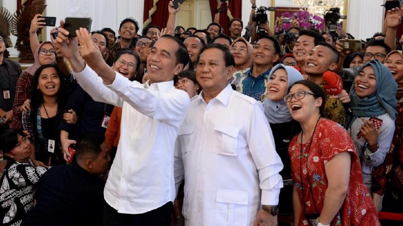 Prabowo bukanlah orang baru dalam politik. Ia sebelumnya sempat menjadi oposisi dan lawan Jokowi-Ma'ruf Amin dalam Pilpres 2019.