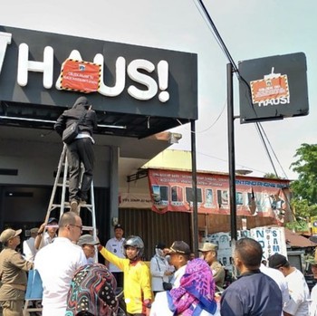 Gubernur Anies Sikat Restoran Sampai Rumah yang Nunggak Pajak