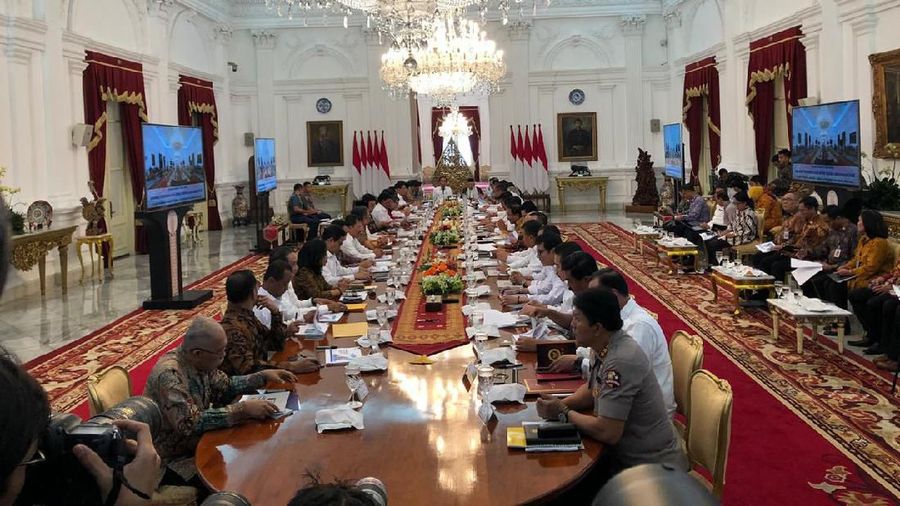 Presiden Joko Widodo (Jokowi) bersama Wapres Ma'ruf Amin menggelar Sidang Kabinet Paripurna dengan Menteri Kabinet Indonesia Maju.