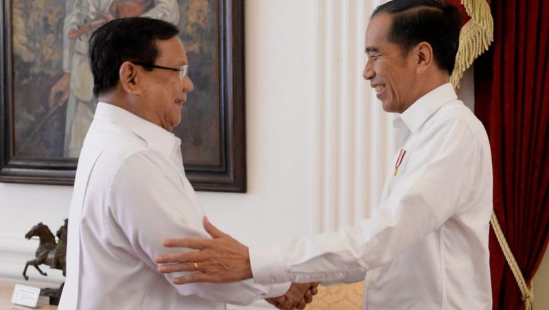 Prabowo bukanlah orang baru dalam politik. Ia sebelumnya sempat menjadi oposisi dan lawan Jokowi-Ma'ruf Amin dalam Pilpres 2019.