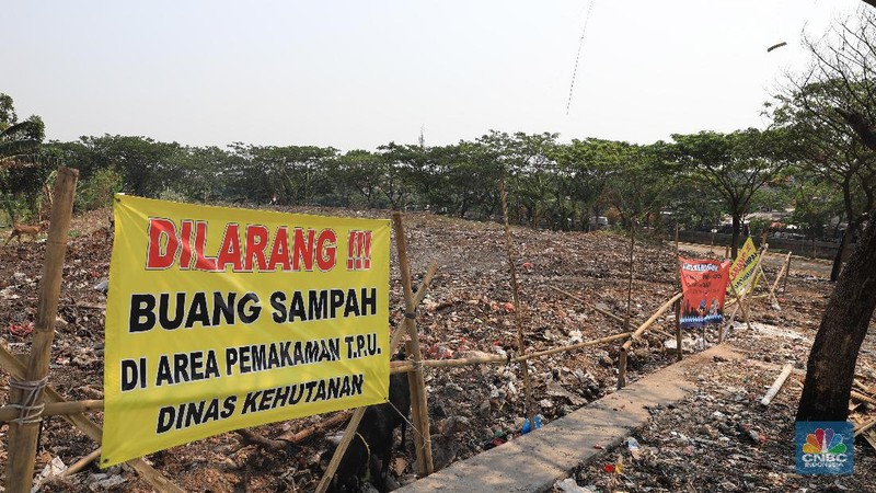 TPU Tanah Kusir terlihat tidak terawat hingga menjadi lokasi pembuangan sampah warga.