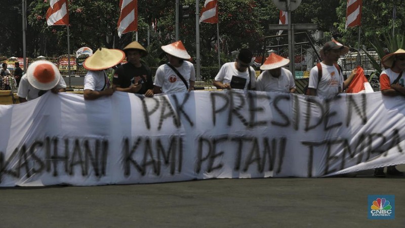 Asosiasi Petani Tembakau Indonesia (APTI) menggelar aksi demo di depan Istana Negara perihal kenaikan cukai hasil tembakau.
