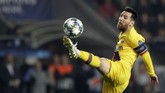 Keberhasilan Lionel Messi membobobl gawang Slavia Praha membuat ia jadi pemain pertama yang mencetak gol di 15 musim Liga Champions.Barce (AP Photo/Petr David Josek)