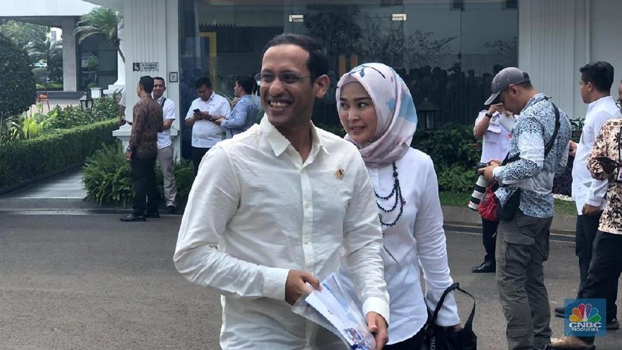 Mendikbud Nadiem Makarim mengatakan pemuda bisa memanfaatkan beragam peluang untuk melangkah maju.