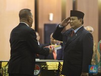 Salam Komando! Begini Gaya Prabowo & Ryamizard Saat Sertijab