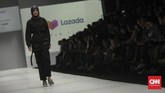 Rona hitam, abu-abu, biru navy, dan merah tua mewarnai koleksi ini. Deretan warna itu membungkus ragam busana sporty dengan potongan longgar, jogger pants, hoodie jacket, parka, dan masih banyak lagi. (CNN Indonesia/Bisma Septalisma)