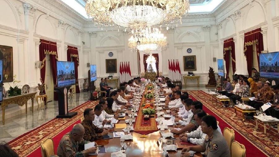 Presiden Joko Widodo (Jokowi) bersama Wapres Ma'ruf Amin menggelar Sidang Kabinet Paripurna dengan Menteri Kabinet Indonesia Maju.