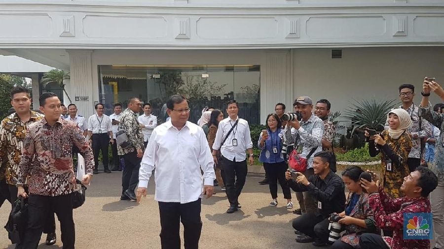 Dari seluruh jajaran menteri, terlihat hanya Prabowo Subianto yang tidak menggunakan mobil kementerian.