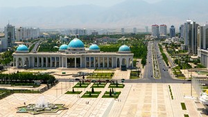 Yakin Nihil Corona, Warga Turkmenistan Gladi Resik Berdekatan