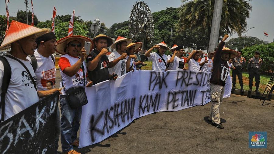 Asosiasi Petani Tembakau Indonesia (APTI) menggelar aksi demo di depan Istana Negara perihal kenaikan cukai hasil tembakau.