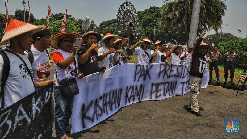 Asosiasi Petani Tembakau Indonesia (APTI) menggelar aksi demo di depan Istana Negara perihal kenaikan cukai hasil tembakau.