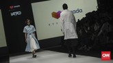 Agak sedikit berbeda, melalui label Hattaco, Rani Hatta menghadirkan koleksi yang terinspirasi dari kaum urban. Padu padan busana kerja dengan gaya sporty hadir dalam koleksi ini. Lengkap dengan potongan oversized yang membuat tubuh nyaman bergerak. (CNN Indonesia/Bisma Septalisma)