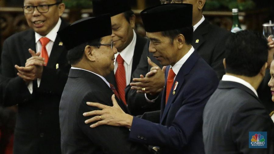 Prabowo bukanlah orang baru dalam politik. Ia sebelumnya sempat menjadi oposisi dan lawan Jokowi-Ma'ruf Amin dalam Pilpres 2019.